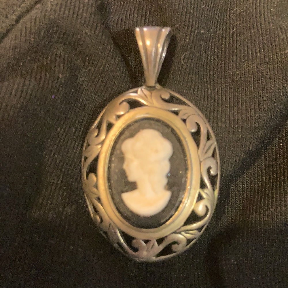 Beautiful Cameo.
